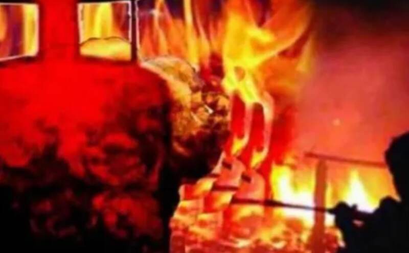 ओडिशा के अंगुल में भीषण अग्निकांड: बंतला चौक पर फटा गैस सिलेंडर, चपेट में आईं 10 से अधिक दुकानें, भारी नुकसान