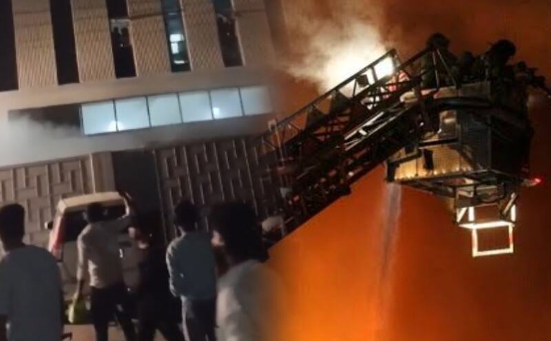 नोएडा के सेक्टर-4 में बिजली मीटर फैक्ट्री में लगी भीषण आग: जान बचाने के लिए तीसरी मंजिल से कूदे कर्मचारी, 37 घायल और 2 की हालत नाजुक