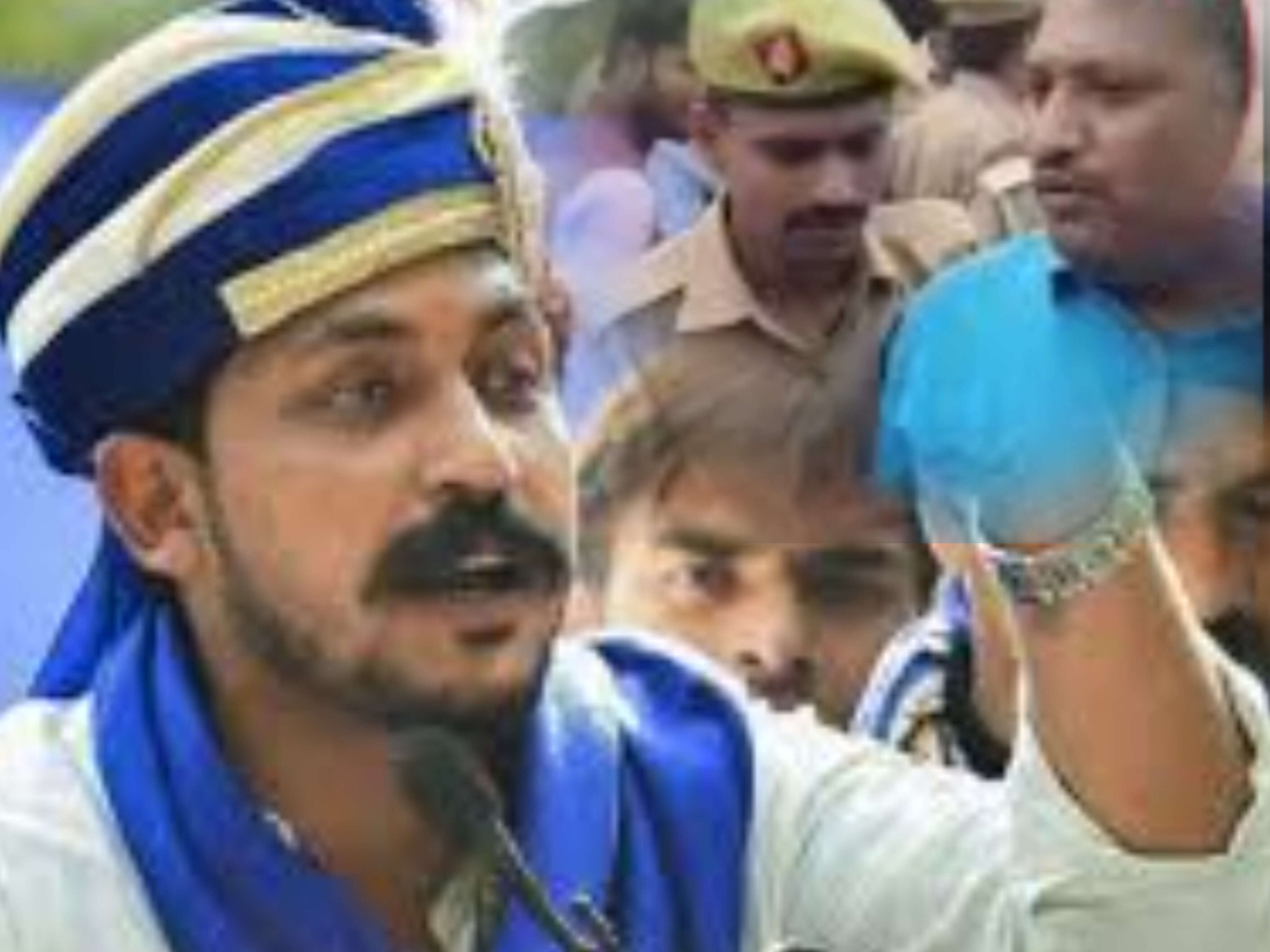 बाराबंकी में भीम आर्मी प्रमुख चंद्रशेखर आजाद की सुरक्षा में सेंध: मंच पर हथियारबंद शख्स के पहुंचने से मचा हड़कंप, काफिले पर हमले का भी आरोप बाराबंकी में भीम आर्मी प्रमुख चंद्रशेखर आजाद की सुरक्षा में सेंध: मंच पर हथियारबंद शख्स के पहुंचने से मचा हड़कंप, काफिले पर हमले का भी आरोप