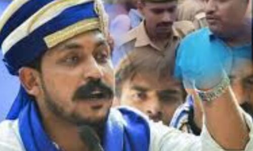 बाराबंकी में भीम आर्मी प्रमुख चंद्रशेखर आजाद की सुरक्षा में सेंध: मंच पर हथियारबंद शख्स के पहुंचने से मचा हड़कंप, काफिले पर हमले का भी आरोप बाराबंकी में भीम आर्मी प्रमुख चंद्रशेखर आजाद की सुरक्षा में सेंध: मंच पर हथियारबंद शख्स के पहुंचने से मचा हड़कंप, काफिले पर हमले का भी आरोप