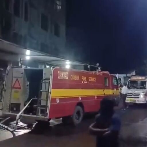 ओडिशा के कटक में प्रतिष्ठित एससीबी मेडिकल कॉलेज में तड़के सुबह मौत का तांडव: ट्रॉमा केयर यूनिट की आग ने ली 10 मासूम जिंदगियां, बचाव में झुलसे कई योद्धा