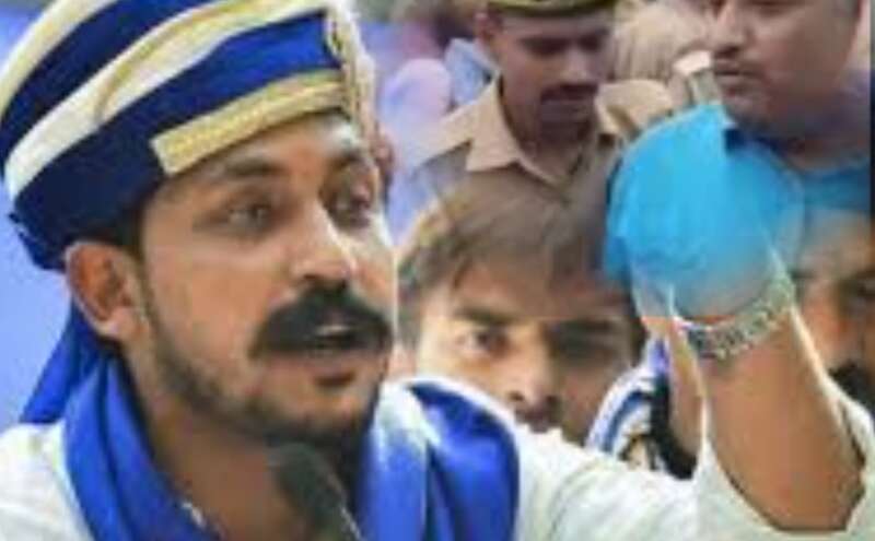 बाराबंकी में भीम आर्मी प्रमुख चंद्रशेखर आजाद की सुरक्षा में सेंध: मंच पर हथियारबंद शख्स के पहुंचने से मचा हड़कंप, काफिले पर हमले का भी आरोप