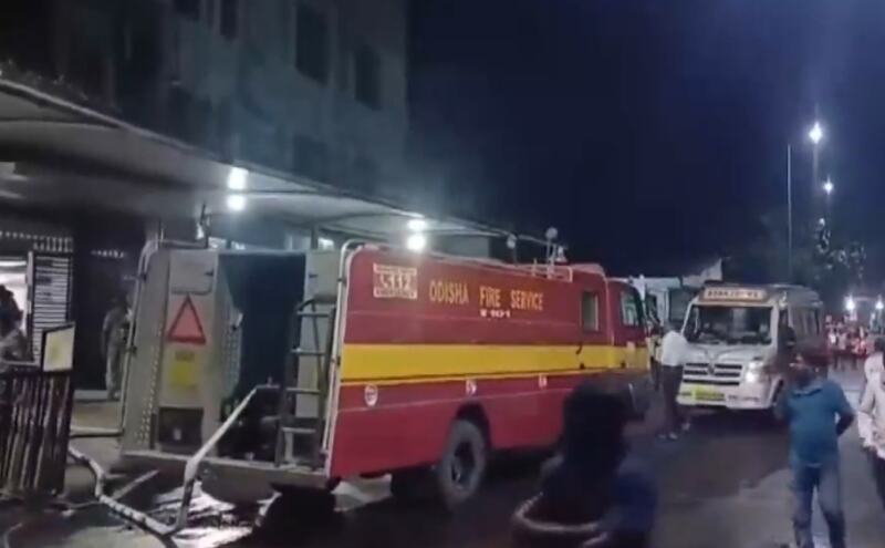 ओडिशा के कटक में प्रतिष्ठित एससीबी मेडिकल कॉलेज में तड़के सुबह मौत का तांडव: ट्रॉमा केयर यूनिट की आग ने ली 10 मासूम जिंदगियां, बचाव में झुलसे कई योद्धा