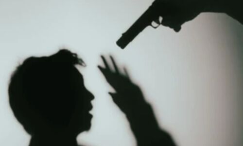 अलीगढ़ में खूनी रंजिश: अस्पताल में घुसकर प्रेमी को मारी गोली, यूपी पुलिस में तैनात प्रेमिका के भाइयों पर वारदात का आरोप