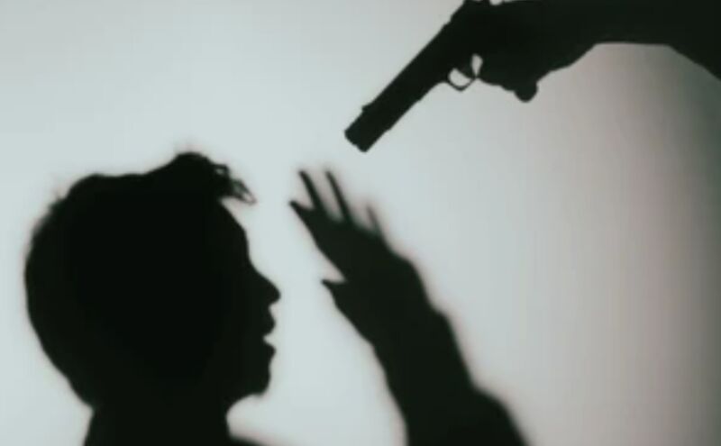 अलीगढ़ में खूनी रंजिश: अस्पताल में घुसकर प्रेमी को मारी गोली, यूपी पुलिस में तैनात प्रेमिका के भाइयों पर वारदात का आरोप