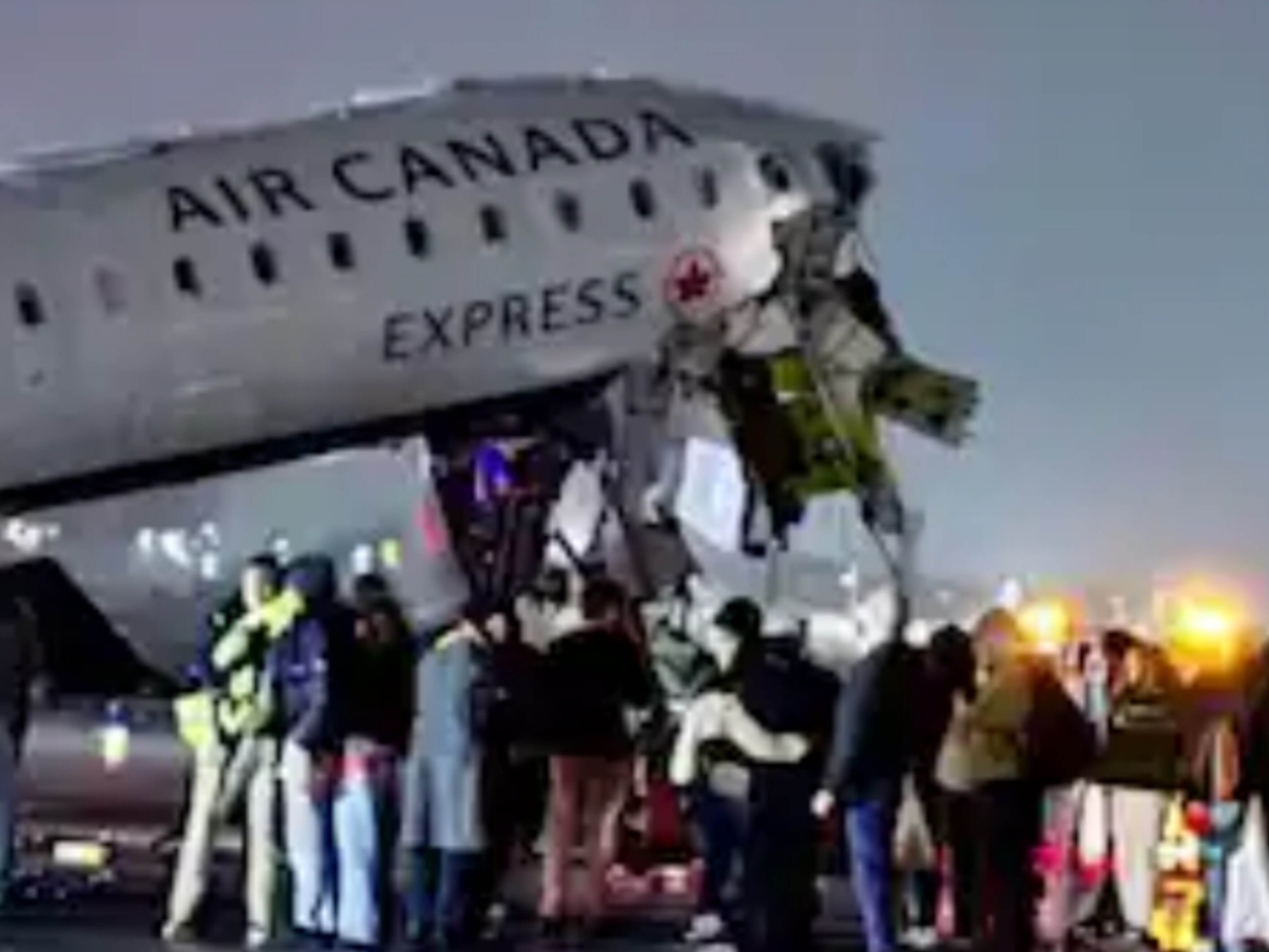 न्यूयॉर्क के ला गार्डिया एयरपोर्ट पर अफरा-तफरी का माहौल, रनवे पर विमान के साथ हुई इस अनहोनी ने थाम दी उड़ानों की रफ्तार न्यूयॉर्क के ला गार्डिया एयरपोर्ट पर अफरा-तफरी का माहौल, रनवे पर विमान के साथ हुई इस अनहोनी ने थाम दी उड़ानों की रफ्तार