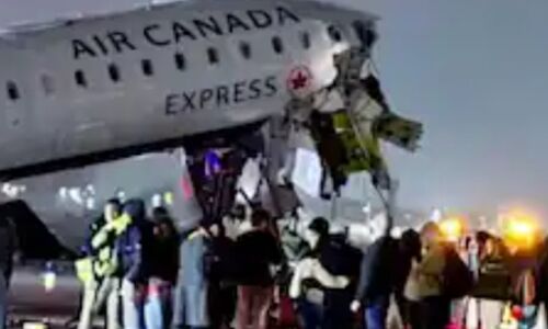 न्यूयॉर्क के ला गार्डिया एयरपोर्ट पर अफरा-तफरी का माहौल, रनवे पर विमान के साथ हुई इस अनहोनी ने थाम दी उड़ानों की रफ्तार न्यूयॉर्क के ला गार्डिया एयरपोर्ट पर अफरा-तफरी का माहौल, रनवे पर विमान के साथ हुई इस अनहोनी ने थाम दी उड़ानों की रफ्तार