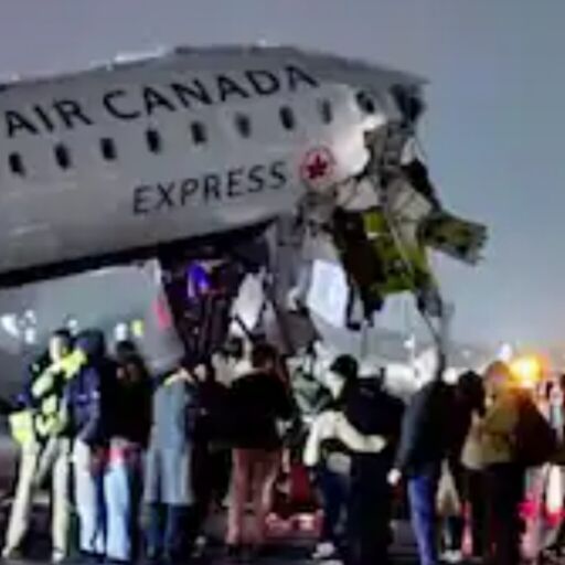 न्यूयॉर्क के ला गार्डिया एयरपोर्ट पर अफरा-तफरी का माहौल, रनवे पर विमान के साथ हुई इस अनहोनी ने थाम दी उड़ानों की रफ्तार