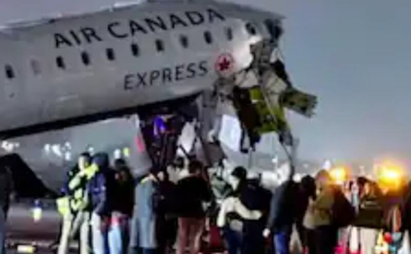 न्यूयॉर्क के ला गार्डिया एयरपोर्ट पर अफरा-तफरी का माहौल, रनवे पर विमान के साथ हुई इस अनहोनी ने थाम दी उड़ानों की रफ्तार