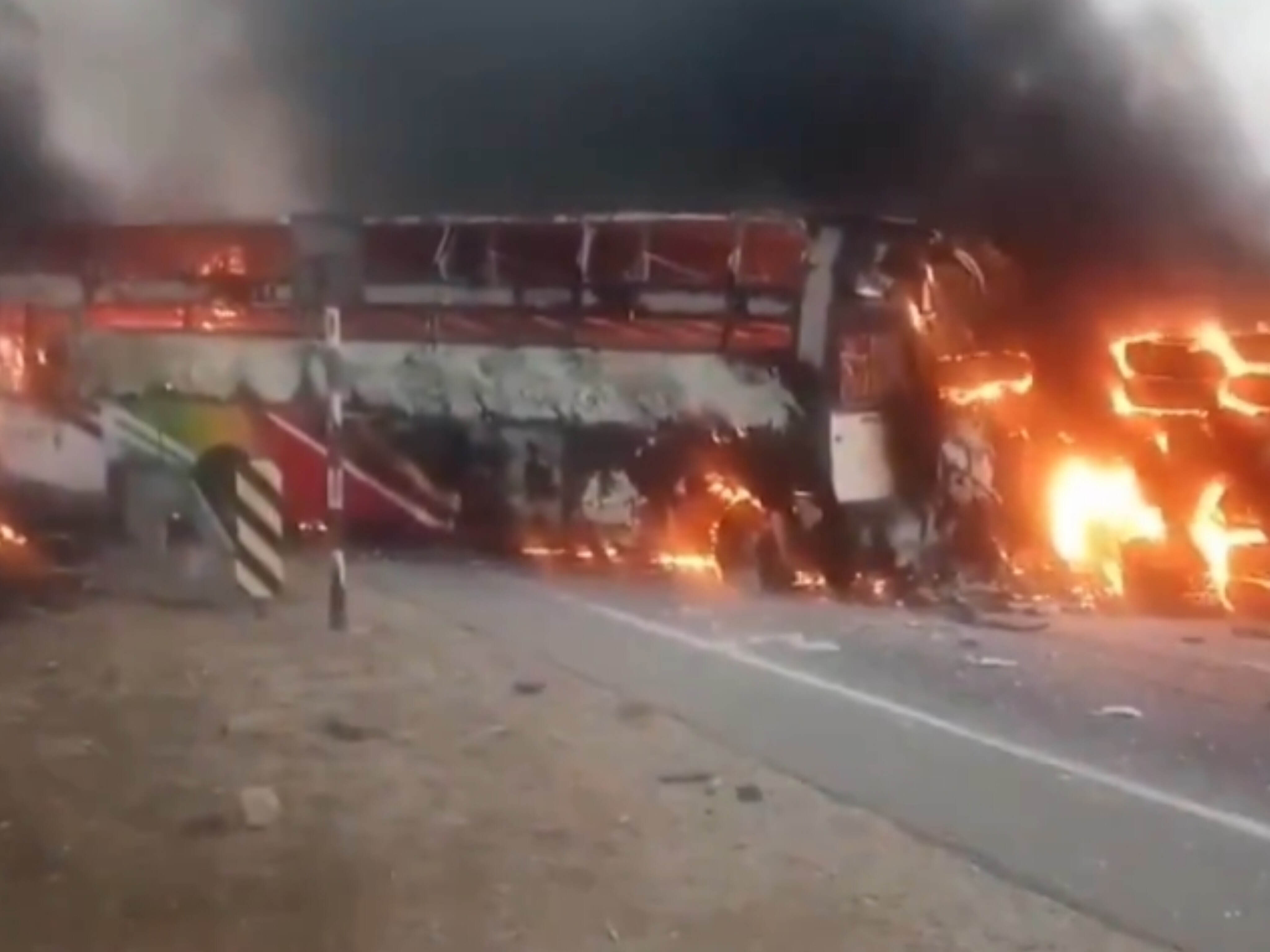 मारकापुरम के पास सड़क पर मौत का तांडव: क्या लापरवाही ने निगल लीं दर्जनों जिंदगियां? मारकापुरम के पास सड़क पर मौत का तांडव: क्या लापरवाही ने निगल लीं दर्जनों जिंदगियां?