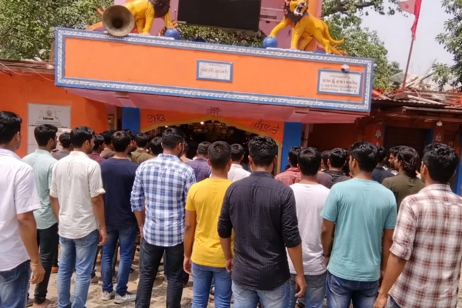 नालंदा के मघड़ा मंदिर में अचानक ऐसा क्या हुआ कि चीखों में बदल गई श्रद्धालुओं की आस्था? नालंदा के मघड़ा मंदिर में अचानक ऐसा क्या हुआ कि चीखों में बदल गई श्रद्धालुओं की आस्था?