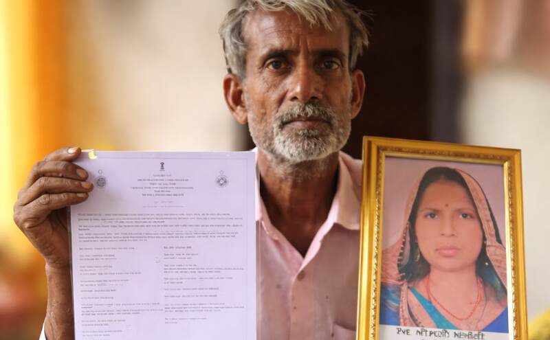 महोबा में सरकारी विभाग का अजब कारनामा: क्या परलोक जा चुकी कर्मचारी भी आकर देगी अपनी हाजिरी?