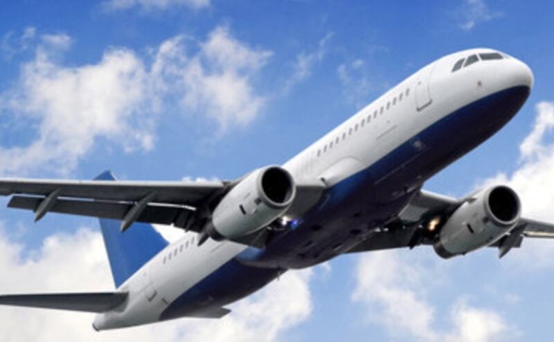 बीच आसमान में अचानक उठा धुआं और मच गई चीख-पुकार, लखनऊ एयरपोर्ट पर 148 जिंदगियों की अग्निपरीक्षा!