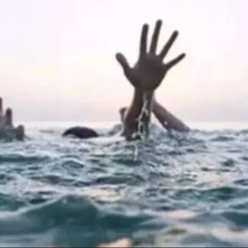 गोरखपुर में नदी किनारे लावारिस मिलीं चार साइकिलें और कपड़े गोरखपुर में नदी किनारे लावारिस मिलीं चार साइकिलें और कपड़े