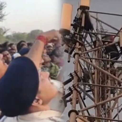 बिहार के महनार में हाई वोल्टेज ड्रामा: प्यार की खातिर बिजली के टावर पर चढ़ी लड़की, 9 घंटे तक प्रशासन के फूले हाथ-पांव बिहार के महनार में हाई वोल्टेज ड्रामा: प्यार की खातिर बिजली के टावर पर चढ़ी लड़की, 9 घंटे तक प्रशासन के फूले हाथ-पांव