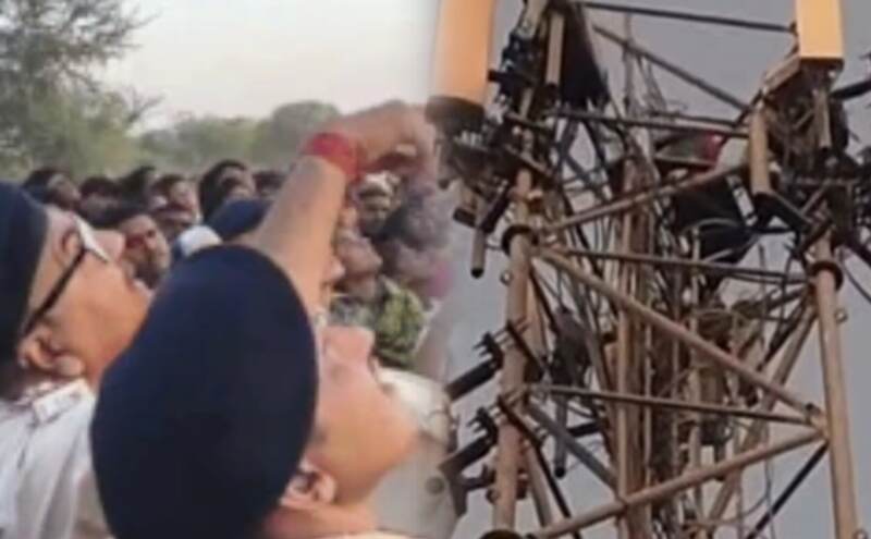 बिहार के महनार में हाई वोल्टेज ड्रामा: प्यार की खातिर बिजली के टावर पर चढ़ी लड़की, 9 घंटे तक प्रशासन के फूले हाथ-पांव