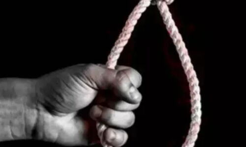 शाहजहांपुर में सरकारी कार्रवाई के दौरान मचा हड़कंप: आखिर एक परिवार को क्यों उठाना पड़ा यह खौफनाक कदम? शाहजहांपुर में सरकारी कार्रवाई के दौरान मचा हड़कंप: आखिर एक परिवार को क्यों उठाना पड़ा यह खौफनाक कदम?