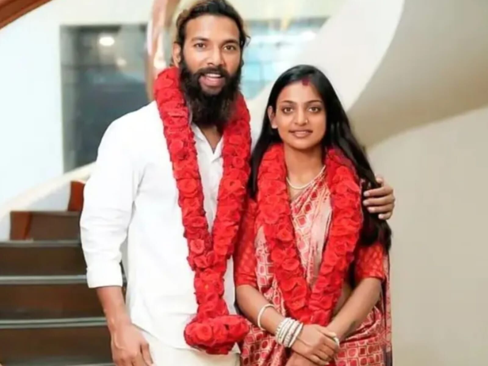 सोशल मीडिया पर छाई उस चर्चित शादी का गहरा राज: जांच में मोनालिसा की उम्र ने पलट दी पूरी कहानी सोशल मीडिया पर छाई उस चर्चित शादी का गहरा राज: जांच में मोनालिसा की उम्र ने पलट दी पूरी कहानी