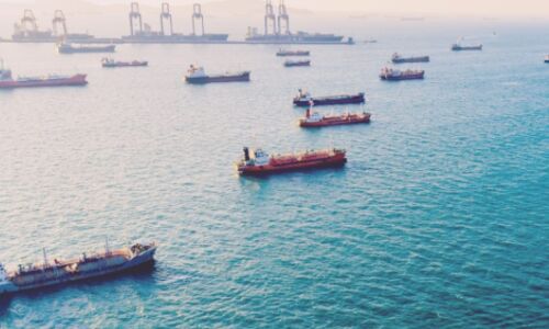 होर्मुज जलडमरूमध्य में सन्नाटा तो टूटा, पर 2,000 जहाजों पर सवार हजारों जिंदगियां अब भी मौत के साये में क्यों?
