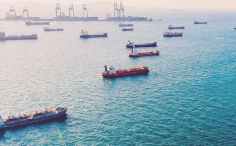 होर्मुज जलडमरूमध्य में सन्नाटा तो टूटा, पर 2,000 जहाजों पर सवार हजारों जिंदगियां अब भी मौत के साये में क्यों?