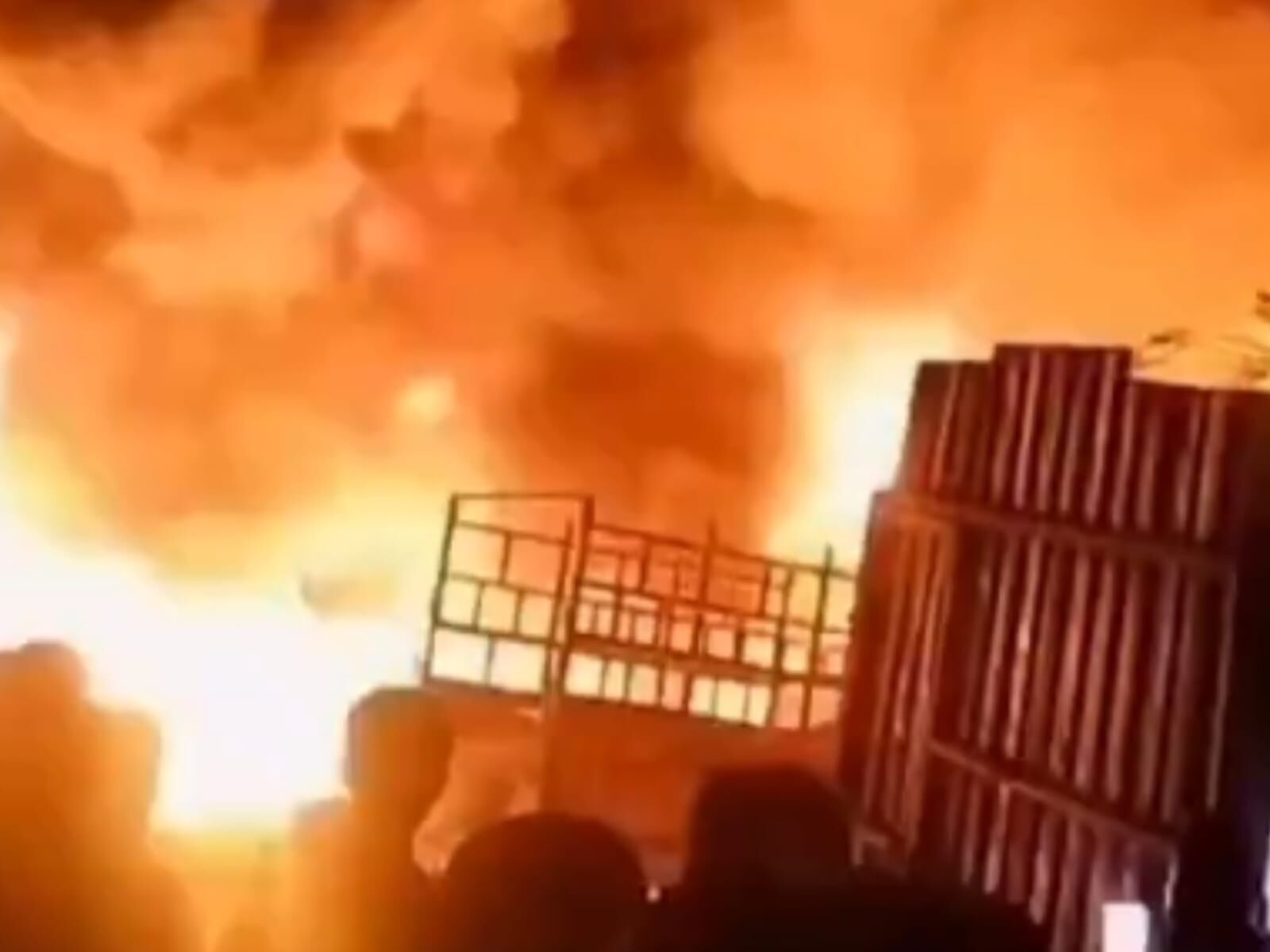 मीरा भायंदर में आधी रात को उठी लपटों ने छीनीं कई जिंदगियां, क्या एक छोटी सी चिंगारी बनी तबाही की वजह? मीरा भायंदर में आधी रात को उठी लपटों ने छीनीं कई जिंदगियां, क्या एक छोटी सी चिंगारी बनी तबाही की वजह?