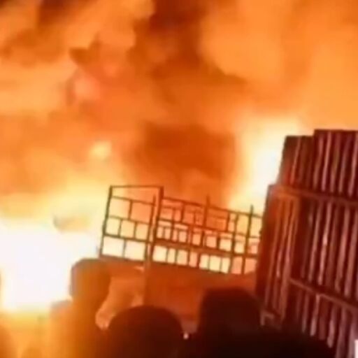 рдореАрд░рд╛ рднрд╛рдпрдВрджрд░ рдореЗрдВ рдЖрдзреА рд░рд╛рдд рдХреЛ рдЙрдареА рд▓рдкрдЯреЛрдВ рдиреЗ рдЫреАрдиреАрдВ рдХрдИ рдЬрд┐рдВрджрдЧрд┐рдпрд╛рдВ, рдХреНрдпрд╛ рдПрдХ рдЫреЛрдЯреА рд╕реА рдЪрд┐рдВрдЧрд╛рд░реА рдмрдиреА рддрдмрд╛рд╣реА рдХреА рд╡рдЬрд╣? рдореАрд░рд╛ рднрд╛рдпрдВрджрд░ рдореЗрдВ рдЖрдзреА рд░рд╛рдд рдХреЛ рдЙрдареА рд▓рдкрдЯреЛрдВ рдиреЗ рдЫреАрдиреАрдВ рдХрдИ рдЬрд┐рдВрджрдЧрд┐рдпрд╛рдВ, рдХреНрдпрд╛ рдПрдХ рдЫреЛрдЯреА рд╕реА рдЪрд┐рдВрдЧрд╛рд░реА рдмрдиреА рддрдмрд╛рд╣реА рдХреА рд╡рдЬрд╣?