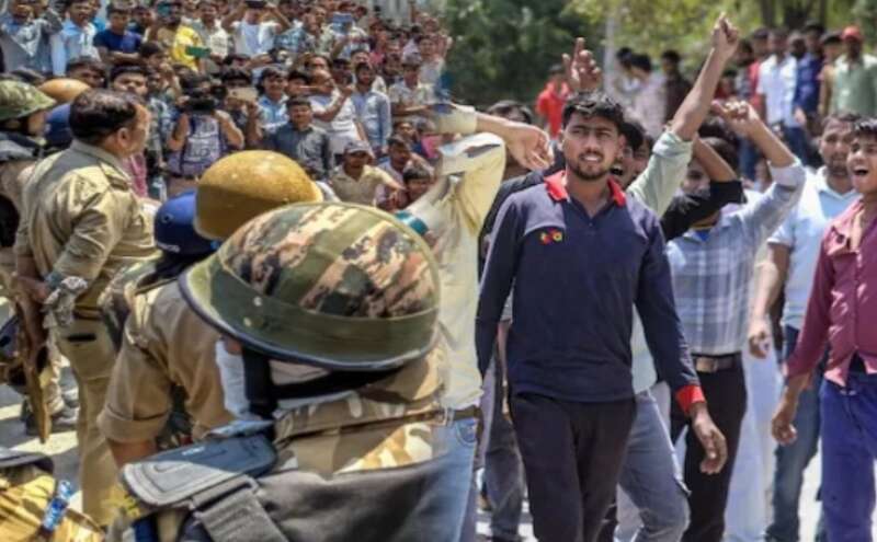 नोएडा के इंडस्ट्रियल हब में आखिर क्यों बेकाबू हुए हालात? भारी पुलिस बल और हाई अलर्ट के पीछे की बड़ी वजह