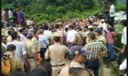 रात को घर की बिजली काटकर नाबालिग को उठा ले गए वहशी, सुबह पुल पर दर्दनाक हालत में मिला शव