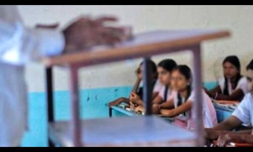 परीक्षा में अच्छे नंबर के बदले प्रोफेसर ने मांगा किस, गिरफ्तार