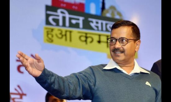दिल्ली: पानी की किल्लत से फूटा लोगों का गुस्सा, आधे रास्ते से लौटे केजरीवाल