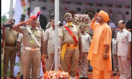 राज्यपाल व मुख्यमंत्री ने झंडा फहराकर प्रदेश को स्वतंत्रता दिवस की बधाई दी
