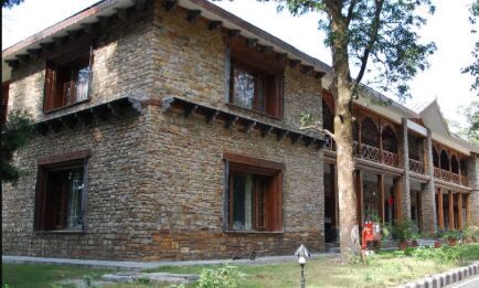 माता-पिता की शिकायत करने कई मील का सफर तय कर मुख्यमंत्री आवास पहुंची छात्रा...