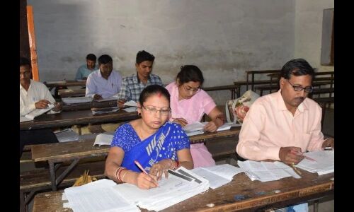 UP BOARD : कॉपी खाली छोड़कर शिक्षकों को चैलेंज हिम्मत है तो मुझे पास करके दिखाओ