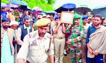 उड़ी सेक्टर में शहीद वीर की अंतिम यात्रा में उमड़ी भीड़, मां बोली मेरा बेटा मरा नहीं, अमर हो गया