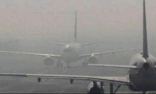 दिल्ली में धुंध और कोहरे का कहर, 50 फ्लाइट्स पर असर
