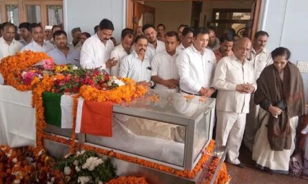 एनडी तिवारी के अंतिम दर्शन के लिए हल्द्वानी में उमड़ी भीड़, श्रद्धासुमन अर्पित करने पहुंचे हरीश रावत