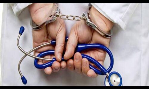 मेरठ: मुन्नाभाई को 2 लाख में बना देते थे एमबीबीएस, बदल देते थे आंसरशीट