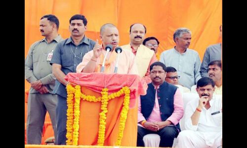 LIVE: गोरखपुर में काउंटिंग पर सवाल, प्रशासन नहीं दे रहा नतीजों की जानकारी