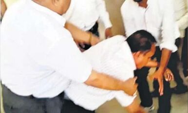 मध्यप्रदेश: प्रोफेसर को राष्ट्रद्रोही कहते हुए पैर पकड़कर मंगवाई माफी, नारे लगाने से रोका था