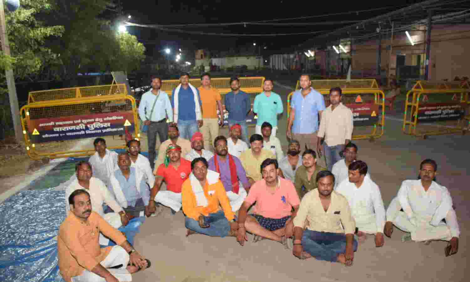 मऊ और वाराणसी में ईवीएम बदलने की अफवाह के बाद रात भर हंगामा