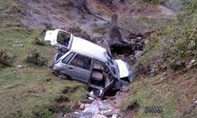 उत्तराखंड: नैनीताल मार्ग पर गहरी खाई में गिरी कार, एक की मौत, दूसरे हादसे में दो सगे भाईयों की मौत