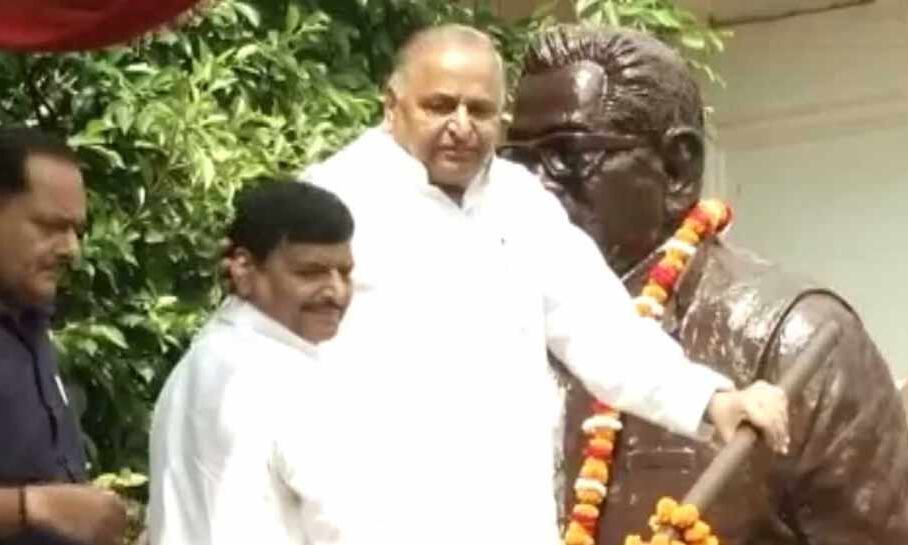 इशारों-इशारों में मुलायम ने कहा- शिवपाल के साथ अन्याय हुआ है