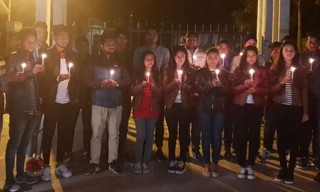 और मां से छिन गया जीने का आखिरी सहारा, छात्रा को दी श्रद्धांजलि
