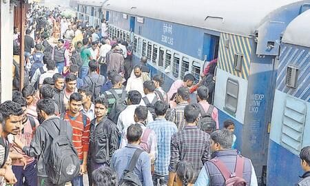 रेलवे की परीक्षा देने जा रहे अभ्यर्थियों का भोपाल स्टेशन पर हंगामा