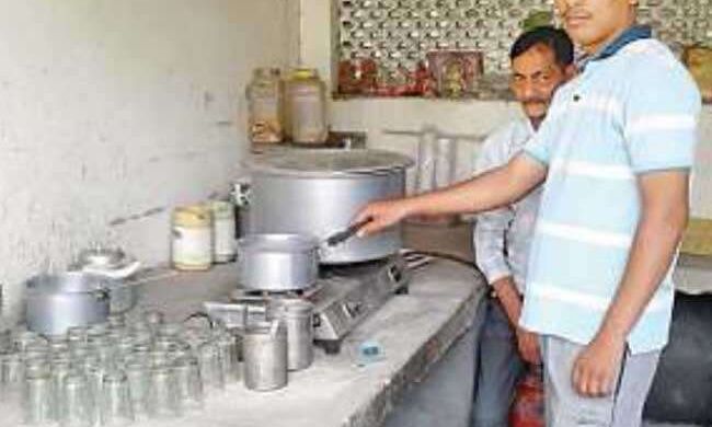 चाय बेचकर यह युवक बना पीसीएस अधिकारी, जानिए संघर्ष की कहानी
