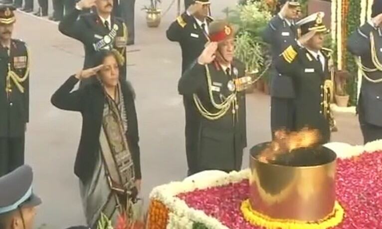 विजय दिवस: सेना प्रमुख के साथ अमर जवान ज्योति पहुंचीं रक्षा मंत्री, दी शहीदों को श्रद्धांजलि
