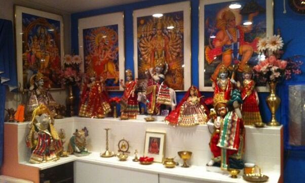 घर में मंदिर बनवाते समय भूलकर भी न करें ये गलतियां