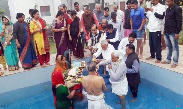 छठ महापर्व पर CM नीतीश के घर दिखा उल्लास, लालू-राबड़ी आवास पर रहा सन्नाटा