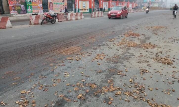 लखनऊ: सपा नेता के करीबी ने फेंके थे विधानसभा के सामने आलू, दो गिरफ्तार