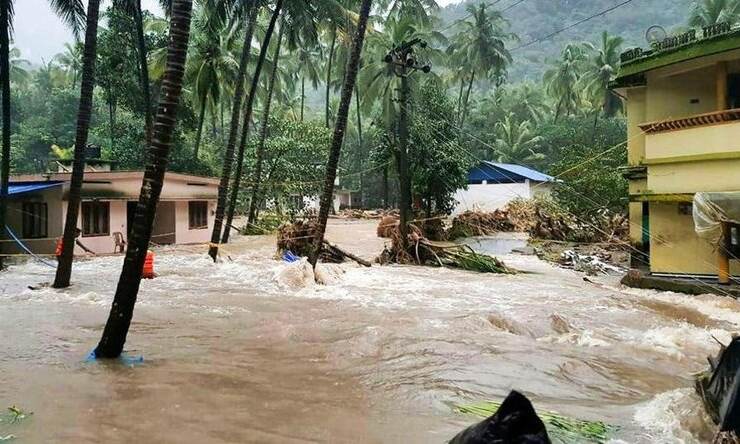 केरल बाढ़ : पीड़ितों का हाल जानने पहुंचे CM पिनाराई